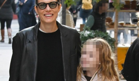 Βίκυ Καγιά: Η βόλτα με την κόρη της και το άνετο στυλ τους (φωτογραφίες)
