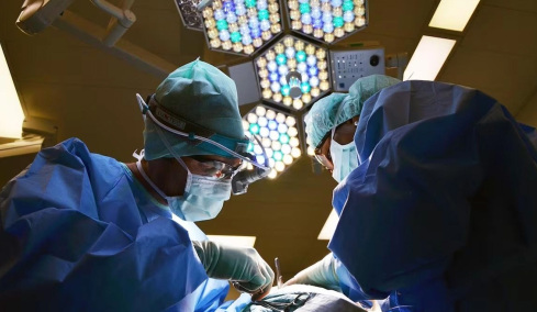 Ζούσε 20 χρόνια με όγκο που έφτασε τα 60 κιλά: «Δεν με εμπόδιζε να δουλεύω»