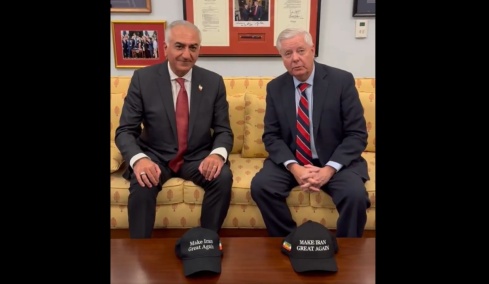 Συνάντηση Γκράχαμ με τον διάδοχο του ιρανικού θρόνου Ρέζα Παχλαβί: Δώρο καπέλα με το σύνθημα «Make Iran Great Again»