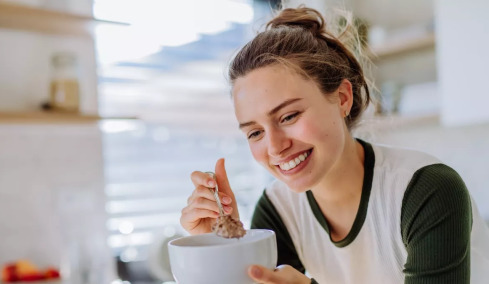 10 τρόφιμα που θεωρούνται υγιεινά αλλά είναι «βόμβες» θερμίδων, ζάχαρης και αλατιού
