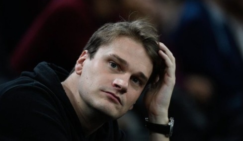 Σε δίκη για τον βιασμό της 13χρονης κόρης του προπονητή του ο Ολυμπιονίκης της κολύμβησης Γιανίκ Ανιέλ
