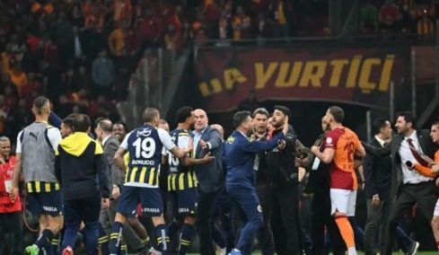 Ποινή φυλάκισης σε δύο παίκτες της Φενερμπαχτσέ για την επίθεση στον διευθυντή του γηπέδου της Γαλατάσαραϊ
