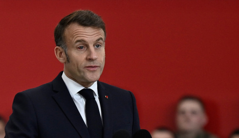 Με κόκκινο μάτι ο Μακρόν στην επιθεώρηση του στρατεύματος - Πείτε ότι είναι το «Eye of the Tiger», αστειεύτηκε
