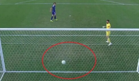 Viral «γκάφα» στην Ασία: Πανηγύρισε το πέναλτι που απέκρουσε, αλλά η μπάλα κατέληξε στα δίχτυα, δείτε βίντεο