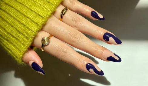 Το navy blue είναι το νέο μαύρο για τα νύχια μας αυτόν τον χειμώνα
