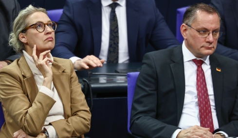 Politico: Το γερμανικό ακροδεξιό AfD χαλαρώνει τον εναγκαλισμό του με τον Τραμπ μετά τις απειλές για τη Γροιλανδία