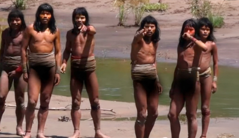 Σπάνιο βίντεο από φυλή που ζει απομονωμένη στον Αμαζόνιο - «Σκεφτόμουν από πού θα έρθει το βέλος» λέει ο περιβαλλοντολόγος που την ανακάλυψε