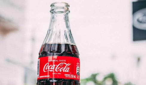 YouTuber έφτιαξε τη μυστική συνταγή της Coca-Cola: Τι περιέχει πραγματικά το θρυλικό αναψυκτικό (vid)