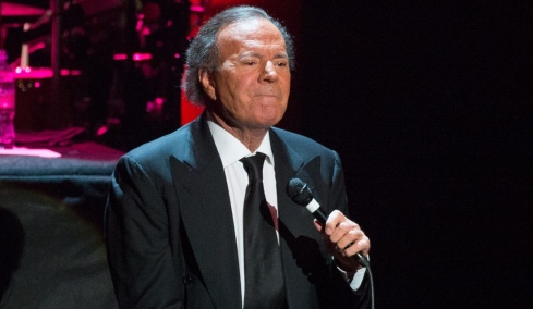 Ο Χούλιο Ιγκλέσιας αρνείται τις καταγγελίες σεξουαλικής παρενόχλησης και δηλώνει μεγάλη θλίψη