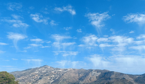 Νέφη virga στον ουρανό της Αττικής - Τι είναι και πότε εμφανίζεται το μετεωρολογικό φαινόμενο
