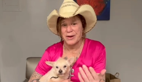 Μίκι Ρουρκ για την «ντροπιαστική» καμπάνια που οργανώθηκε χωρίς να το ξέρει: Πρέπει να επιστραφούν 90.000 δολάρια ακόμα

