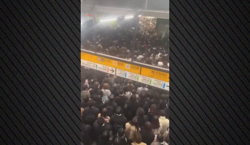 Συνωστισμός αλά ιαπωνικά: Κόπηκε το ρεύμα, παρέλυσαν τα τρένα στο Τόκιο και ιδού τι έγινε