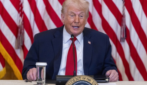 Ο Τραμπ απειλεί με δασμούς όσους διαφωνούν με τα σχέδια των ΗΠΑ για τη Γροιλανδία