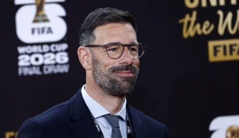 Ο Φαν Νίστελροϊ στο τεχνικό επιτελείο της Εθνικής Ολλανδίας
