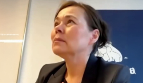 Έβαλε τα κλάματα σε ζωντανή σύνδεση η υπουργός Εξωτερικών της Γροιλανδίας μετά τη συνάντηση με τον Τραμπ, βίντεο