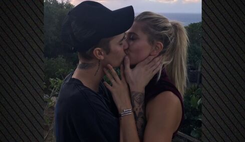 Χέιλι Μπίμπερ: Το φιλί με τον Τζάστιν πριν από δέκα χρόνια, δείτε φωτογραφία