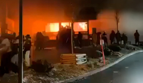 «Βλέπω συνέχεια τα πρόσωπα των νεκρών»: Συγκλονίζει η εργαζόμενη που βγήκε σώα από τη φωτιά στο Κραν Μοντανά