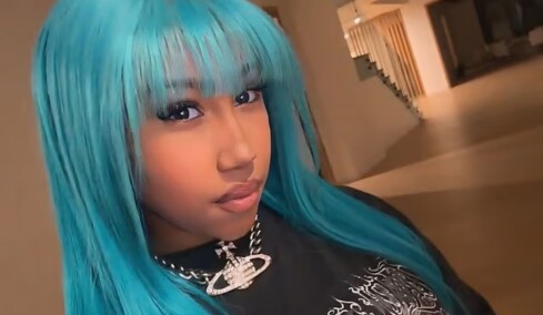 Η Νορθ Γουέστ ραπάρει για piercings, τατουάζ και κοπάνες από το σχολείο