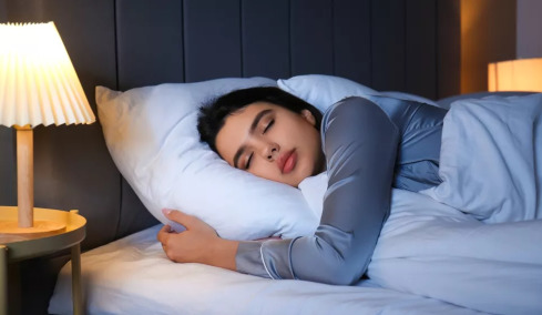 Μπρούμυτα, ανάσκελα, στο πλάι: Ποιες στάσεις ύπνου μας βοηθούν και ποιες μας επιβαρύνουν