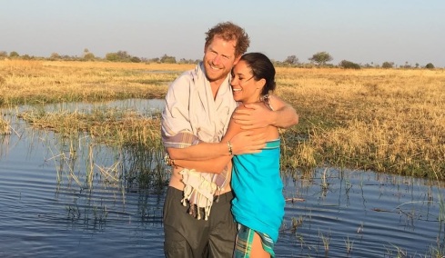 Meghan Markle: Πώς υιοθέτησε το νοσταλγικό trend του 2016 με τον πιο προσωπικό τρόπο
