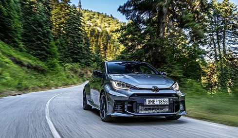 Στον πιο όμορφο δρόμο της Ελλάδας με ένα πολύ ιδιαίτερο αυτοκίνητο
