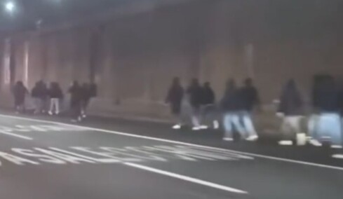 Επεισόδια μεταξύ οπαδών της Φιορεντίνα και της Ρόμα σε αυτοκινητόδρομο στη Μπολόνια, δείτε βίντεο