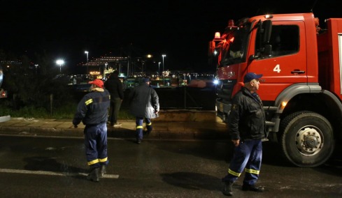 Υπό μερικό έλεγχο η φωτιά στα Καζάνια Περάματος: Πιθανόν να προκλήθηκε από διαρροή καυσίμων