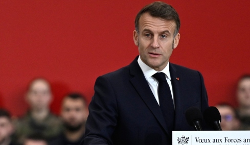 Ο Μακρόν θα ζητήσει από την ΕΕ οικονομικά αντίποινα μετά τις απειλές Τραμπ για δασμούς