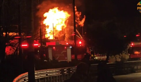 Δείτε βίντεο: Φωτιά στα Καζάνια στο Πέραμα, ποιοι δρόμοι έκλεισαν
