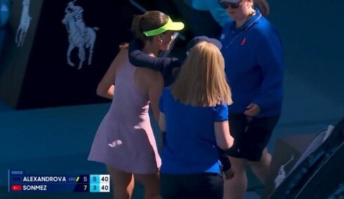 Σπουδαία κίνηση από Τουρκάλα τενίστρια, σταμάτησε τον αγώνα της για να βοηθήσει ball girl που ζαλίστηκε από τη ζέστη, βίντεο 