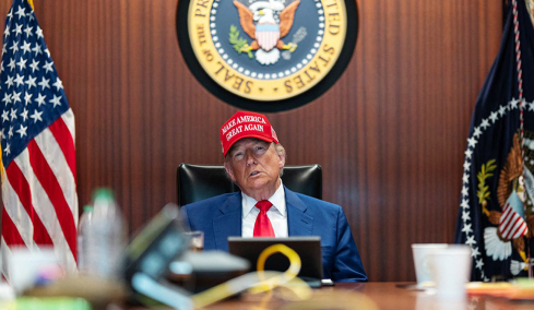 Το παρασκήνιο της απόφασης Τραμπ να μην επιτεθεί στο Ιράν: Τα στρατόπεδα στον Λευκό Οίκο, το SMS από την Τεχεράνη και τα τηλεφωνήματα των Αράβων συμμάχων