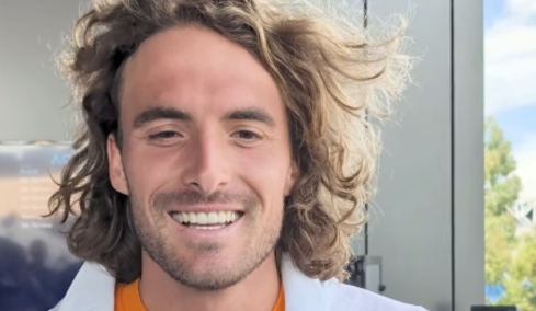 To μουσικό challenge του χαμογελαστού Τσιτσιπά πριν την πρεμιέρα του στο Australian Open, δείτε βίντεο