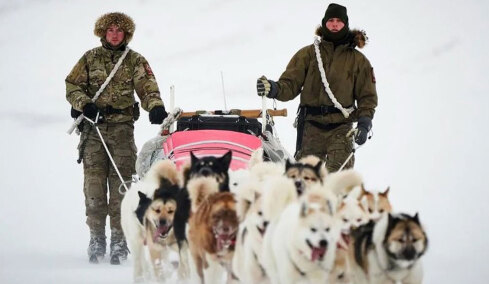 Η Sirius Dog Sled Patrol δεν είναι απλά... δυο έλκηθρα με σκύλους: Η επίλεκτη μονάδα της Γροιλανδίας κάνει πέντε μήνες περιπολία ακόμα και στους -55 βαθμούς Κελσίου