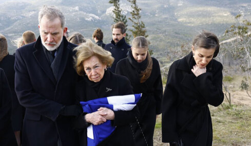 Σε στενό οικογενειακό κύκλο η ταφή της πριγκίπισσας Ειρήνης στο Τατόι: Συντετριμμένη η βασίλισσα Σοφία, φωτογραφίες