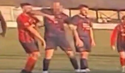 Σοκαριστική αγκωνιά από ποδοσφαιριστή σε αντίπαλό του σε αγώνα στην Ουαλία, τον συνέλαβε η Αστυνομία - Δείτε βίντεο