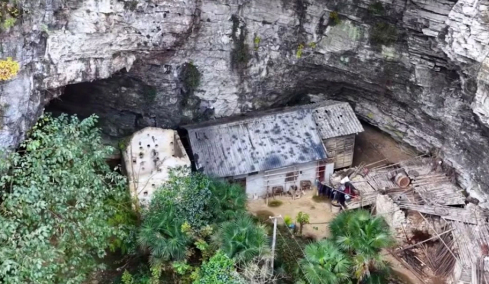 Zει για 50 χρόνια σε ερημητήριο 300 μέτρα από τον πολιτισμό: «Η μοναξιά δεν είναι πρόβλημα»