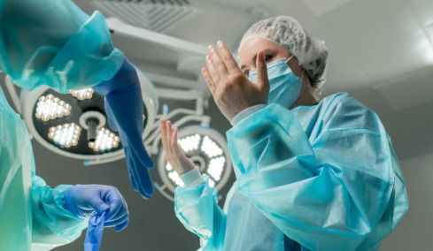 Πόσο συχνή και βαριά είναι η γρίπη σε γιατρούς και νοσηλευτές – Μελέτη απαντά
