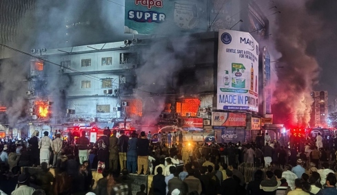 Πακιστάν: 11 νεκροί και περισσότεροι από 60 αγνοούμενοι μετά τη πυρκαγιά στο εμπορικό κέντρο