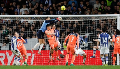 La Liga, Σοσιεδάδ-Μπαρτσελόνα 2-1: Τα δοκάρια κι ο Ρεμίρο φρέναραν τους Καταλανούς, δείτε τα γκολ 