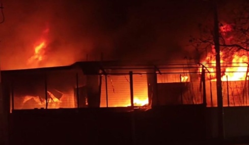 Μεγάλη πυρκαγιά σε εργοστάσιο πλαστικών στο Μενίδι: Ήχησε 112 στην περιοχή, δείτε βίντεο