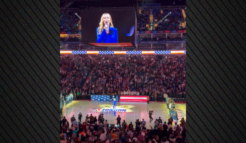 «Αφήστε ήσυχη τη Γροιλανδία»: Φίλαθλος διέκοψε τον εθνικό ύμνο των ΗΠΑ σε αγώνα του ΝΒΑ στη Βρετανία και αποθεώθηκε