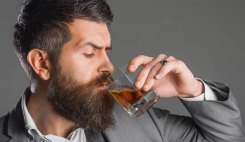 ΠΟΥ: Ζητά αύξηση φόρων σε αναψυκτικά και αλκοόλ – Στόχος η πρόληψη σοβαρών νόσων
