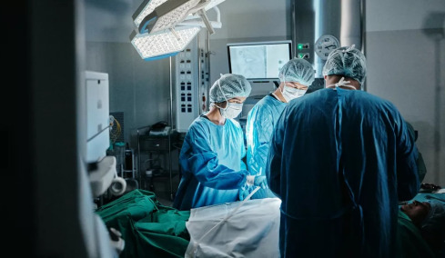 Κλειστές 4 στις 10 χειρουργικές αίθουσες λόγω έλλειψης προσωπικού
