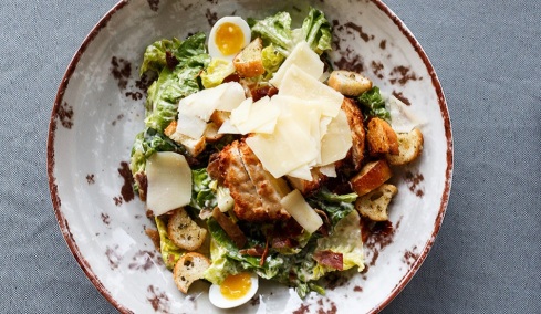 Τι τρώμε το βράδυ για να κοιμηθούμε καλύτερα (χωρίς να βαραίνουμε)