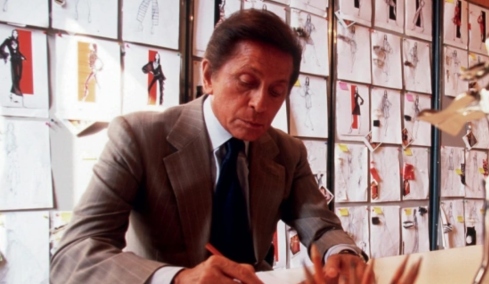 Ο Βαλεντίνο λάτρεψε τις γυναίκες και τις έντυσε σε εκθαμβωτικό κόκκινο: Η ζωή και η καριέρα του, πώς τον έκανε διάσημο η Τζάκι Κένεντι