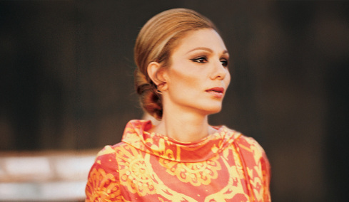 Φαράχ Ντιμπά Παχλαβί, η ιστορία της πρώτης και τελευταίας «αυτοκράτειρας» του Ιράν