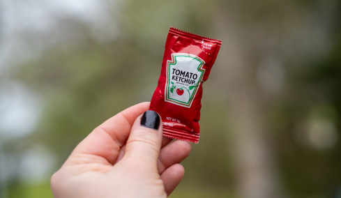 Αντίο, αγαπημένα μου φακελάκια κέτσαπ: Γιατί «εξαφανίζονται» από μπαρ και εστιατόρια
