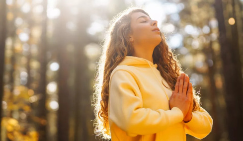 Ο δρόμος προς την ευεξία είναι στρωμένος με γιόγκα, διαλογισμό και άσκηση
