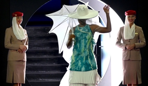 Η Ναόμι Οσάκα έκανε είσοδο πασαρέλας με καπέλο και μακρύ πέπλο στο Australian Open