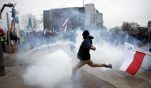 Επεισοδιακή διαδήλωση αγροτών έξω από το Ευρωπαϊκό Κοινοβούλιο για τη συμφωνία ΕΕ-Mercosur: Φωτιές δακρυγόνα και συμπλοκές